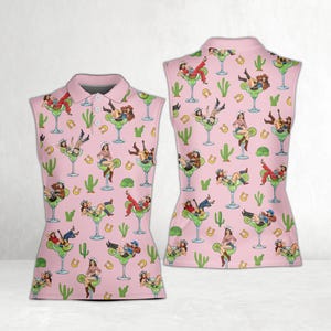 Pu&ograve; includere: Polo rosa senza maniche con un motivo ripetuto di cowgirl in bicchieri da margarita, cactus e ferri di cavallo. La camicia ha un colletto e tre bottoni. Il retro della camicia rispecchia il design del davanti.