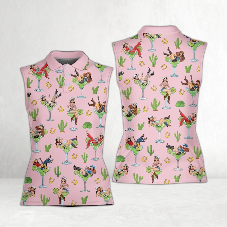 Pu&ograve; includere: Polo rosa senza maniche con un motivo ripetuto di cowgirl in bicchieri da margarita, cactus e ferri di cavallo. La camicia ha un colletto e tre bottoni. Il retro della camicia rispecchia il design del davanti.