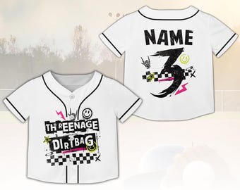 Maglia da baseball personalizzata con nome Threenage Dirtbag, maglia a tema punk rock personalizzata per il compleanno, maglia a quadri divertente per il terzo compleanno del bambino.