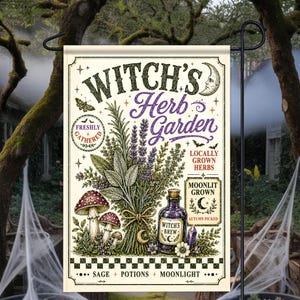 Peut inclure: Un drapeau de jardin rectangulaire sur fond crème avec le texte Witch's Herb Garden, Freshly Gathered, Locally Grown Herbs, Moonlit Grown, Autumn Picked, et Sage Potions Moonlight. Il présente des illustrations d'herbes, de champignons et d'une fiole.