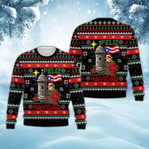 Puede incluir: Jersey navideño negro con un diseño festivo. Presenta una bandera puertorriqueña, un fuerte y las palabras "Feliz Navidad". El jersey tiene un patrón de copos de nieve, renos y detalles en rojo y verde.