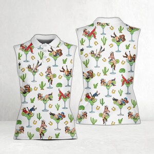 Pu&ograve; includere: Polo senza maniche bianco con un motivo ripetuto di cowgirl in bicchieri da margarita, cactus e ferri di cavallo. La camicia ha un colletto bianco e una chiusura con bottoni. Il design &egrave; colorato e giocoso, a tema western.