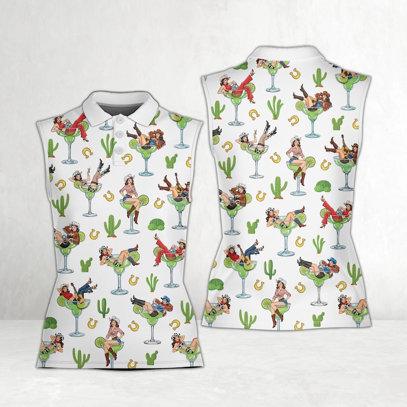 Pu&ograve; includere: Polo senza maniche bianco con un motivo ripetuto di cowgirl in bicchieri da margarita, cactus e ferri di cavallo. La camicia ha un colletto bianco e una chiusura con bottoni. Il design &egrave; colorato e giocoso, a tema western.