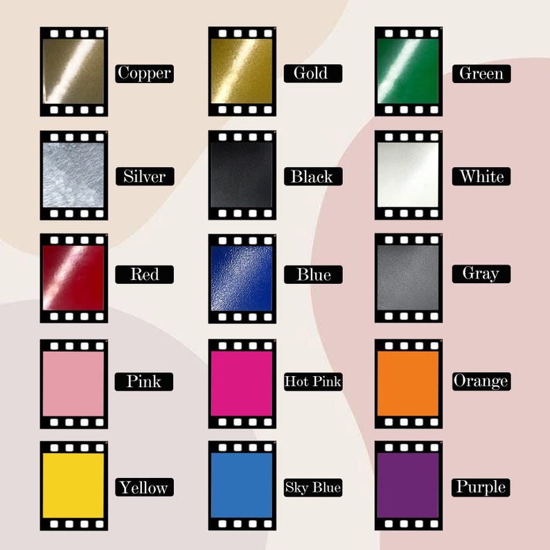 K&ouml;nnte beinhalten: Eine Farbkarte mit Farbmustern von Kupfer, Gold, Gr&uuml;n, Silber, Schwarz, Wei&szlig;, Rot, Blau, Grau, Rosa, Pink, Orange, Gelb, Himmelblau und Lila. Jede Farbe wird in einem rechteckigen Rahmen mit dem Farbnamen darunter angezeigt.