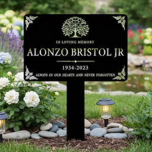 Peut inclure: Piquet de jardin commémoratif noir avec le texte "IN LOVING MEMORY ALONZO BRISTOL JR 1934-2023 ALWAYS IN OUR HEARTS AND NEVER FORGOTTEN". Le panneau présente un graphisme d'arbre et des coins décoratifs.