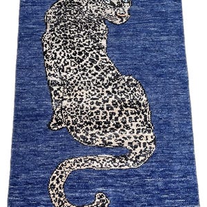 手織りウシャクブルー - ヒョウ柄シルク手結びラグ | インドの職人による倫理的なラグ。HK35TAC4156