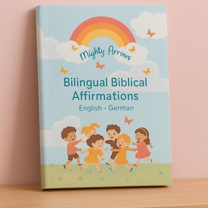Könnte beinhalten: Ein Kinderbuch mit dem Titel "Bilingual Biblical Affirmations" auf Englisch und Deutsch. Das Cover zeigt einen Regenbogen, Wolken, Schmetterlinge und Illustrationen von Kindern. Das Buch liegt auf einem Holzregal.