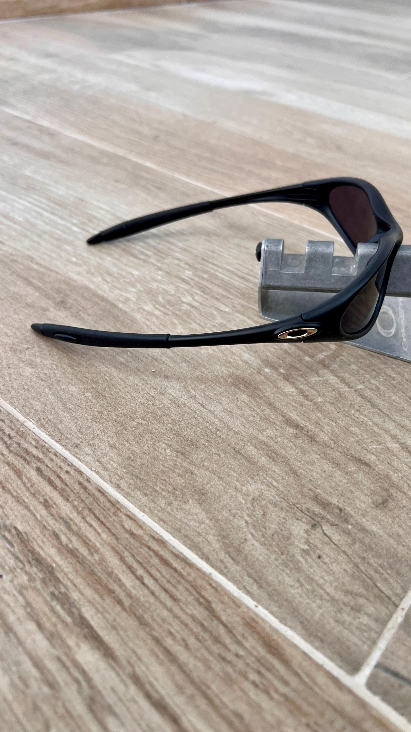 Vintage Oakley Minute 1.0 Sunglasses Black 90s Y2K Wrap Sports