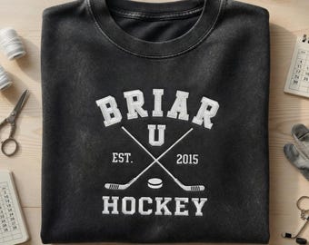 Briar Hockey besticktes Hemd, Off-Campus Wash Rundhalsausschnitt, Hockey Romanze Briar U Tee, Uni-Hockey