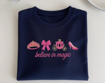 Camiseta bordada de la Princesa Coqueta de Disney, corona, lazo, carruaje y zapatilla de cristal, regalo para ella, cree en la magia.
