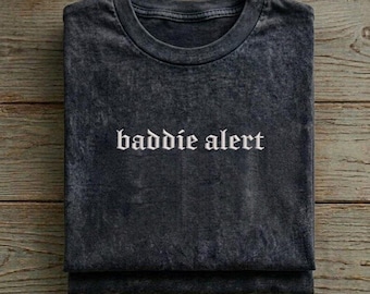 T-shirt brodé Baddie Alert, chemise drôle Gen Z, t-shirt Baddie Alert Meme, ras du cou sarcastique reine, cadeau humour noir pour elle