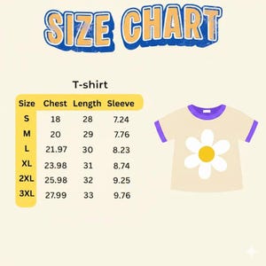 Puede incluir: Una camiseta color crema con una gran margarita blanca y centro amarillo, cuello y mangas moradas. La imagen incluye una tabla de tallas con medidas de pecho, largo y manga en cm para las tallas S a 3XL. El texto "SIZE CHART" est&aacute; en la parte superior.