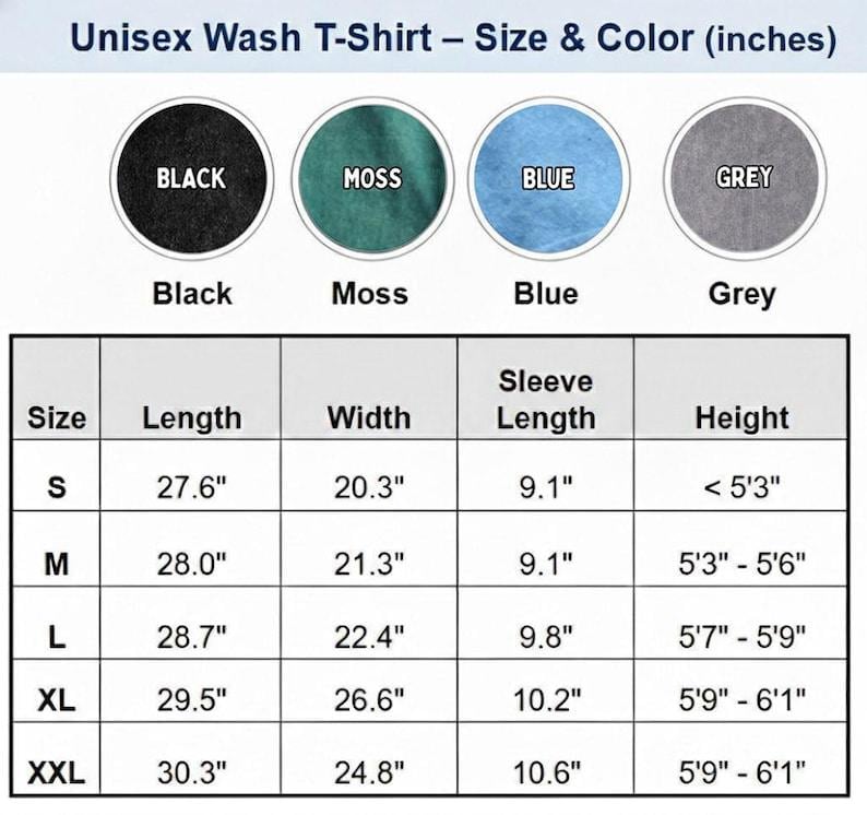 Puede incluir: Tabla de tallas y colores para una camiseta unisex lavada. Las tallas van de la S a la XXL, con medidas en pulgadas para largo, ancho y largo de manga. Los colores incluyen negro, musgo, azul y gris.