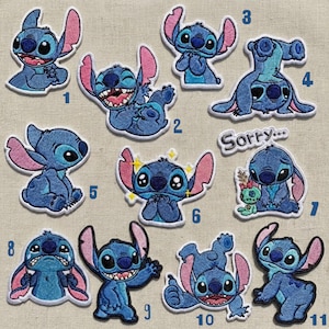 Op de afbeelding: Een verzameling van elf geborduurde patches met het personage Stitch uit de film "Lilo & Stitch". Elke patch toont Stitch in verschillende poses en uitdrukkingen, met blauwe en roze kleuren. De patches zijn omrand met witte stiksels.