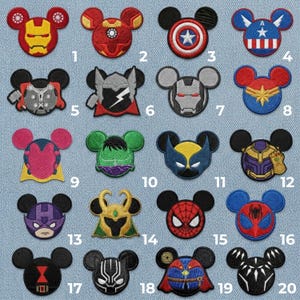 Peut inclure: Une collection de vingt écussons brodés, chacun en forme de tête de Mickey Mouse avec des motifs de super-héros. Les écussons présentent des personnages comme Iron Man, Captain America et Spider-Man, avec des couleurs vives et des coutures détaillées.