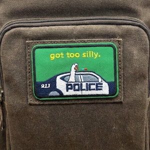 Parche bordado con el meme "Go Too Silly Goose": divertida placa de policía termoadhesiva