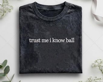 Faites-moi confiance, je connais le cadeau de chemise brodée drôle de boule, chemise de citation de génération Z, t-shirt relatable, cadeau de gossip girl