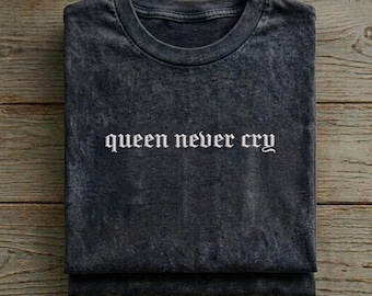 T-shirt brodé Queen Never Cry, chemise drôle Gen Z, t-shirt Queen Never Cry Meme, col rond gothique sarcastique, cadeau humour noir pour elle