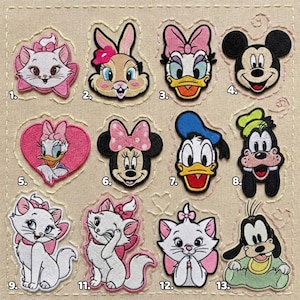 Puede incluir: Una colección de parches bordados con varios personajes de Disney, incluyendo Mickey Mouse, Minnie Mouse, Donald Duck, Daisy Duck, Goofy y Marie de Aristogatos. Los parches son de colores vibrantes y están numerados.