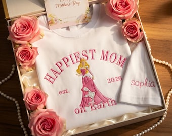 Chemise brodée Disney Aurora, la maman la plus heureuse du monde - T-shirt personnalisé Disney Aurora pour maman, date de 2026, cadeau fête des Mères