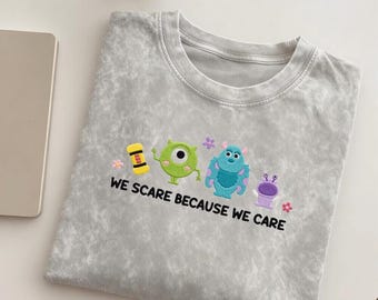 Camiseta bordada "Monstruos a los que asustamos porque nos importan", Disney Incorporated desde 2001 - Camiseta de Sulley y Mike de Monster Inc.