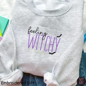 Felpa ricamata "Feeling Witchy", girocollo di Halloween, maglione per la stagione spettrale, pullover carino con estetica da strega, regalo accogliente per l'autunno