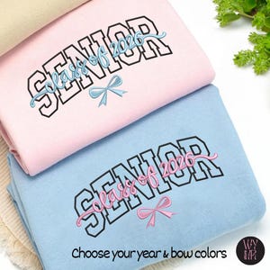 Benutzerdefinierte Senior-Klasse von 2026 besticktes Sweatshirt, Senior-2026-Sweatshirt, Senior-Mama-Geschenk, Kokette Bogen Hoodie, jubeln Senior-Nachthemd
