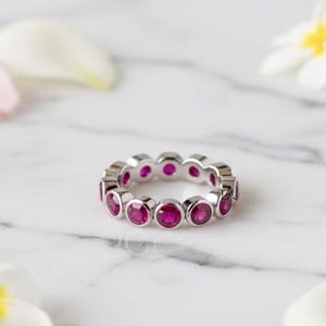 Fede nuziale con rubino rosa e diamanti taglio rotondo, fede nuziale con castone Eternity completo, fede impilabile minimalista, fede delicata, fede in oro bianco 14k