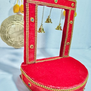 レッドベルベットのクリシュナ・スイング：金色のレースのプージャ装飾