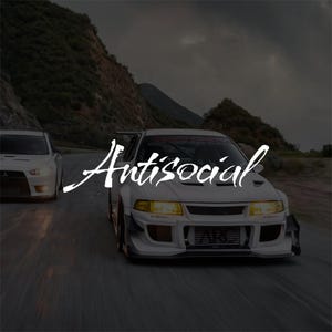 Puede incluir: Dos coches deportivos blancos circulando por una carretera con un fondo montañoso. La palabra "Antisocial" está escrita en blanco en la imagen. Los coches tienen características modificadas y están en movimiento.