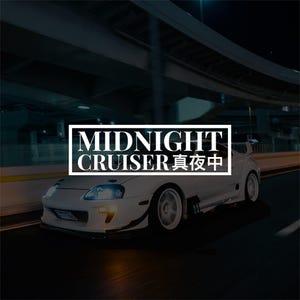 Op de afbeelding: Een witte sportwagen rijdt 's nachts op een donkere weg. De auto heeft een strak design met witte velgen en een zwarte voorlip. De tekst "MIDNIGHT CRUISER" wordt weergegeven in een witte rechthoek.