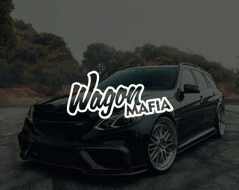 Könnte beinhalten: Ein schwarzer Kombi mit silbernen Felgen und dem Text "Wagon Mafia" in weißer Schrift. Das Auto steht auf einer dunklen Asphaltfläche mit verschwommenem Hintergrund aus Bäumen und einem bewölkten Himmel.