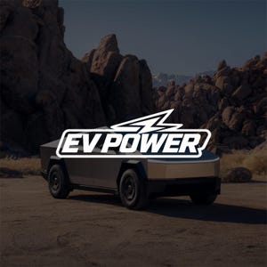 Op de afbeelding: Een elektrische pick-up truck van roestvrij staal met een geometrisch, hoekig ontwerp geparkeerd op een onverharde ondergrond. Het witte logo EV POWER met een bliksemschicht-icoon is over het midden van het voertuig geplaatst tegen een rotsachtige woestijnachtergrond.