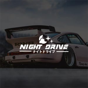 Op de afbeelding: Een lichtroze sportwagen met een grote achtervleugel. De auto heeft de witte tekst "NIGHT DRIVE" met Japanse karakters eronder. De tekst "#FrequentDriver" staat op de achtervleugel.