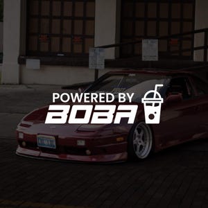Drivs av Boba Vinylbildekal - JDM Slap Sticker