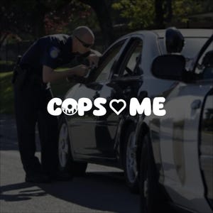 Puede incluir: Un coche de policía negro con un oficial uniformado escribiendo una multa. El texto blanco "COPSOME" está superpuesto en la imagen, con una rosquilla reemplazando la "O" y un corazón reemplazando la "O".