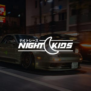 Op de afbeelding: Een zilvergroene sportwagen rijdt 's nachts door een stad. De afbeelding toont de tekst "NIGHT KIDS" in het wit, Japanse karakters en een halve maan logo. De koplampen van de auto zijn aan.