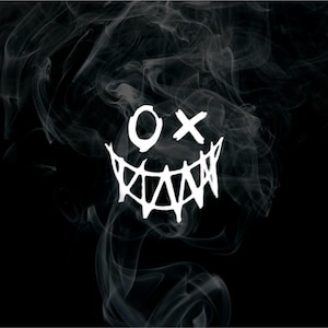 Puede incluir: Un rostro sonriente blanco estilizado con una 'X' para un ojo y una 'O' para el otro, sobre un fondo negro con volutas de humo blanco. El diseño tiene una estética espeluznante y atrevida.