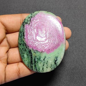 Cabochon di rubino zoisite con riflessi naturali - Grande gemma di anyolite - Rara pietra ovale rosa-verde - 268 carati.