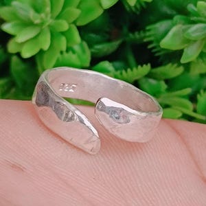 Teenring van gehamerd sterlingzilver: verstelbare bohoband