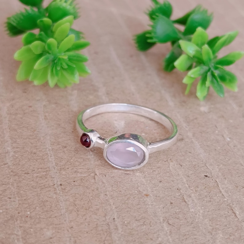 Handgefertigter Ring aus Rosenquarz und Granat: Statement-Schmuck aus 925er Sterlingsilber, Geschenk zum Jahrestag, zur Hochzeit, Verlobung oder zu Weihnachten
