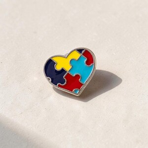Broche puzzle cœur coloré en émail, épinglette cœur, bijou d'unité, cadeau pour enseignant(e), accessoire symbolique