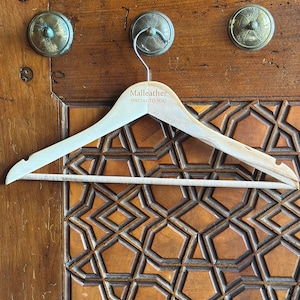 Personalisierte Groomsman-Kleiderbügel, gravierte Holzbügel, Hochzeits-Kleiderbügel für Trauzeuge, Bräutigam-Kleiderbügel, kundenspezifischer gravierter Holzbügel