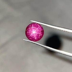 Naturlig stjärnrubin lös ädelsten – polerad cabochon med vass asterism – röd rubin stjärnsten för ringar och personliga smycken