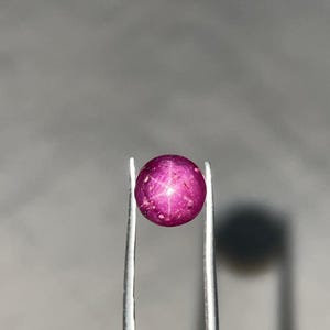Natuurlijke sterrobijn edelsteen – Ronde cabochon voor het maken van sieraden (4,20 karaat)