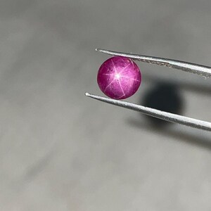 Naturlig stjärnrubin 6,10 ct rund cabochon ädelsten | Ringtillverkning Lös rubin (9x9x6,8 mm)
