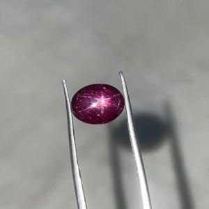 Naturalny owalny kaboszon rubinowy w kształcie gwiazdy (4,60 karata) | Kamień do wyrobu biżuterii