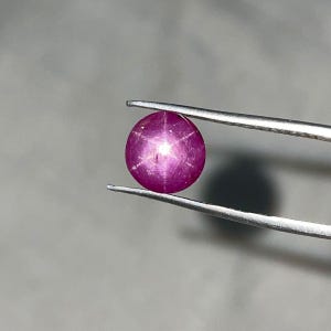 Natuurlijke sterrobijn edelsteen | 4,10 karaat ronde cabochon, zespuntige ster, onbehandelde hangersteen