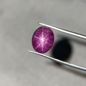 Naturalny owalny kaboszon z rubinu gwiaździstego – 8,90-karatowy kamień szlachetny w formie asteryzmu do biżuterii