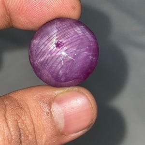 Naturlig stjärnrubin ädelsten – 49,70 karat rund cabochon med distinkt stjärnasterism